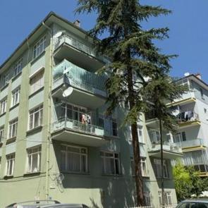 Kiracı tartıştığı apartman y&ouml;neticisini bı&ccedil;akladı