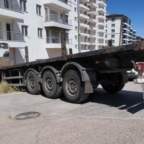 Kırıkkale'de dehşet anları: Freni boşalan tır apartmana &ccedil;arptı