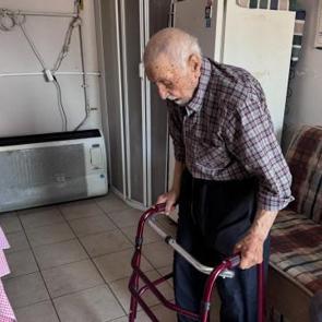 Kutu gibi d&uuml;kk&acirc;nda yaşıyordu! 93 yaşındaki Niyazi dedeye devlet sahip &ccedil;ıktı 