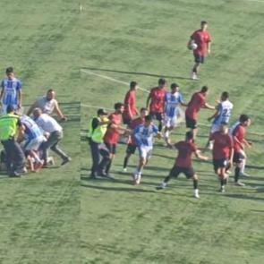 Mersin'deki futbol ma&ccedil;ında saha karıştı: Tekme tokat birbirlerine girdiler