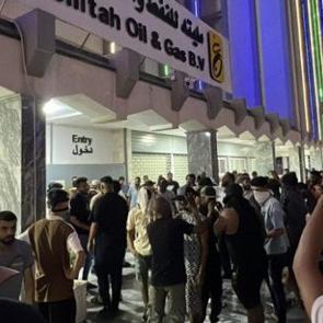Elektrikler kesilince &uuml;lkenin başkentini ateşe verdiler: Sokaklarda &ccedil;ok sert protesto!