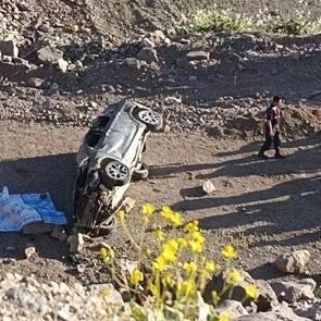 Otomobil dere yatağına devrildi: 3 kişi hayatını kaybetti