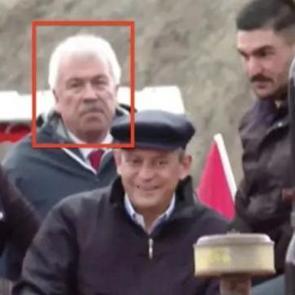 &Ouml;zel'in fotoğrafındaki sır: Yeni Parti yoluna yolsuzluktan h&uuml;k&uuml;m giyenlerle devam ediyor