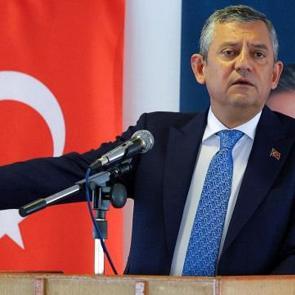&Ouml;zg&uuml;r &Ouml;zel canlı yayında vatandaştan para istedi: Partisinden yalanlama geldi!