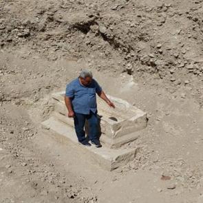 Sağlık ocağı inşaatında ilgin&ccedil; buluntu! Mersin&rsquo;de Lahit mezar ortaya &ccedil;ıktı