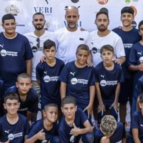 Saha dışında da şampiyon! Guardiola kapılarını Filistinli &ccedil;ocuklara a&ccedil;tı