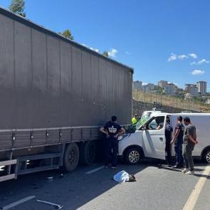 Sancaktepe'de tıra &ccedil;arpan ara&ccedil; hurdaya d&ouml;nd&uuml;: 2 yaralı