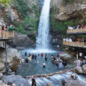 Serinlemek isteyenler akın ediyor! Kara&ccedil;ay Saklı Şelalesi turistlerin favorisi oldu