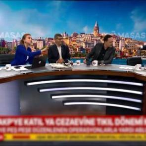 S&ouml;zc&uuml; TV&rsquo;de canlı yayında ortalık karıştı, hakaretler havada u&ccedil;uştu...