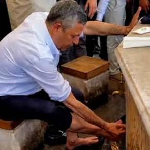 Abdest alan &Ouml;zg&uuml;r &Ouml;zel'in "orta &ccedil;ağ d&uuml;ş&uuml;ncesi" dediği g&ouml;r&uuml;nt&uuml;ler akıllara geldi