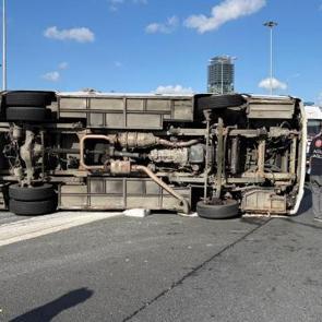 Sarıyer'de korkun&ccedil; kaza! Yolcu midib&uuml;s&uuml; devrildi: 16 yaralı