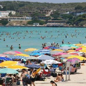 Turizm merkezi &Ccedil;eşme&rsquo;de n&uuml;fus hafta sonu yarım milyona ulaşıyor