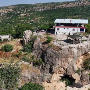 &Uuml;st&uuml; ev, altı kale! 1800 yıllık kale duvarlarındaki fig&uuml;rler ile dikkat &ccedil;ekiyor