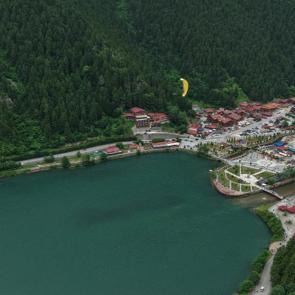 Uzung&ouml;l&rsquo;de adrenalin tavan yaptı: Turistlerden yama&ccedil; paraş&uuml;t&uuml;ne yoğun ilgi