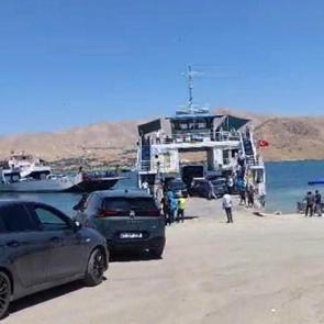 Yakıtı biten feribot iskeleye yanaştırıldı: Vatandaşlar tahliye edildi