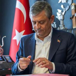 Yeni Parti'nin logosu değişecek mi? &Ouml;zg&uuml;r &Ouml;zel a&ccedil;ıkladı