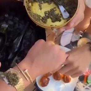 Bu da zenginlerin akımı: Bodrum&rsquo;da l&uuml;ks saat &uuml;zerinde havyar yeme g&ouml;rg&uuml;s&uuml;zl&uuml;ğ&uuml;