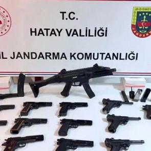 Hatay'da TIR ve dorsesinde 1'i makineli 17 tabanca ele ge&ccedil;irildi
