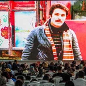 Esenler'de vatandaşlar yazlık sinemada buluşuyor!