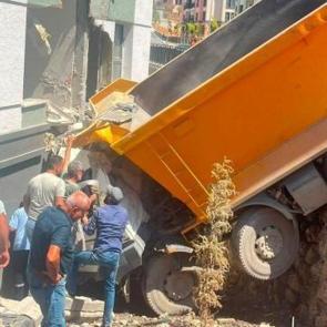 Freni boşalan kamyon, binanın duvarına &ccedil;arptı