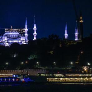 İstanbul'un 7,5 saat s&uuml;ren Osmanlı geleneği: Mehtap turu