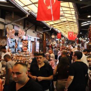 Kavurucu sıcaklar durduramadı! Gaziantep&rsquo;in Bakırcılar &Ccedil;arşısı doldu taştı