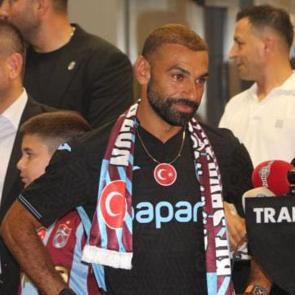 Mohamed Salah'ı taşıyan u&ccedil;ak Trabzon'a geldi! Binlerce taraftar karşıladı