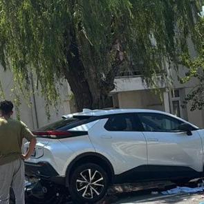 Park halindeki otomobile &ccedil;arpan motosikletteki 2 kişi &ouml;ld&uuml;