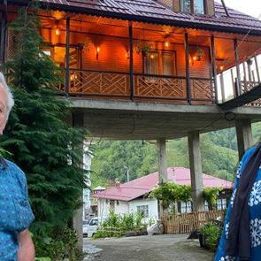 Rize'de engebeli araziye sıra dışı &ccedil;&ouml;z&uuml;m: Yol &uuml;zerine dev kolonlarla villa kurdu