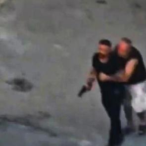 Taziye evinde ortalık karıştı! Silah &ccedil;ekip husumetlilerini kovaladı