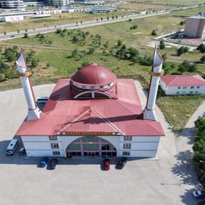 &Uuml;niversite kamp&uuml;s&uuml;ndeki camide ilgin&ccedil; detay: Kalem minaresi g&ouml;renleri şaşırtıyor