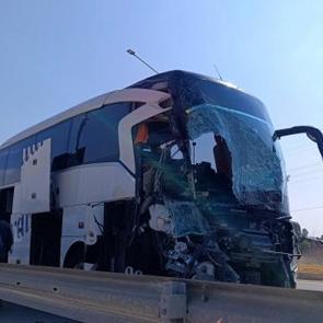 Afyonkarahisar'da yolcu otob&uuml;s&uuml; kamyonete &ccedil;arptı: &Ouml;l&uuml; ve &ccedil;ok sayıda yaralı var