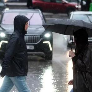 Bir yanda g&uuml;neş bir yanda yağmur! 18 il i&ccedil;in saat verildi: Sarı kodlu uyarı