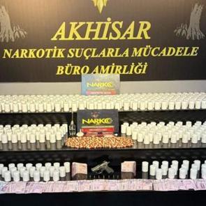 Akhisar&rsquo;da zehir tacirlerine dev darbe: Evden 30 bin adedi aşkın uyuşturucu hap fırladı!