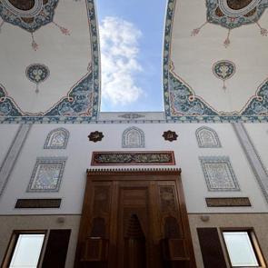Bursa&rsquo;daki kubbesi a&ccedil;ılıp kapanan cami g&ouml;renleri hayran bırakıyor