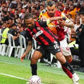&Ccedil;orum FK'dan s&uuml;rpriz başlangı&ccedil;! Galatasaray 1 puanı 90'da kurtardı
