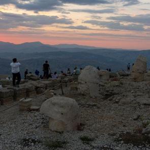 D&uuml;nyanın en g&uuml;zel g&uuml;n batımlarından: Nemrut Dağı zirvesine yoğun ilgi