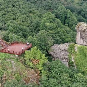 El ile koyulmuş gibi: Giresun'daki Gelin Kayası ziyaret&ccedil;ileri şaşırtıyor