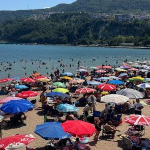 İğne atsan yere d&uuml;şmez: Amasra plajları tatilcilerle doldu