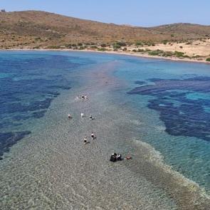 İki ada arasını y&uuml;r&uuml;yerek ge&ccedil;iyorlar! Balıkesir&rsquo;in Yalancı Boğaz&rsquo;ı turistleri cezbediyor