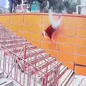 Isparta'da duvarda uzanan şahıs metrelerce y&uuml;ksekten b&ouml;yle d&uuml;şt&uuml;