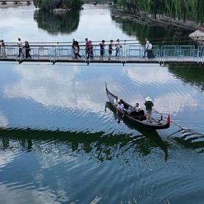 Kapadokya&rsquo;da Venedik esintisi: Gondollar Kızılırmak&rsquo;ta s&uuml;z&uuml;l&uuml;yor