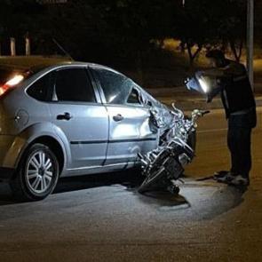 Motosiklet otomobile ok gibi saplandı: 1 &ouml;l&uuml;, 1 yaralı