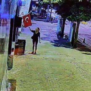 Muğla'da menfur olay! T&uuml;rk bayrağını ateşe veren ş&uuml;pheli yakalandı
