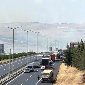 Silivri'de tarla yangını b&uuml;y&uuml;d&uuml;: TEM otoyolunda trafik durdu!