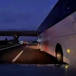TEM Otoyolu'nda dehşet anları... Otob&uuml;s g&ouml;z g&ouml;re g&ouml;re kazaya sebep oldu!