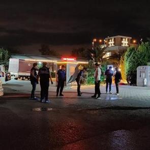 K&uuml;&ccedil;&uuml;k&ccedil;ekmece'de kafede silahlı saldırı: 2 yaralı