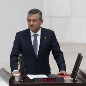 Yeni Parti&rsquo;de b&uuml;y&uuml;k b&ouml;l&uuml;nme: &Ouml;zg&uuml;r &Ouml;zel kendi kurduğu partide azınlığa d&uuml;şt&uuml;