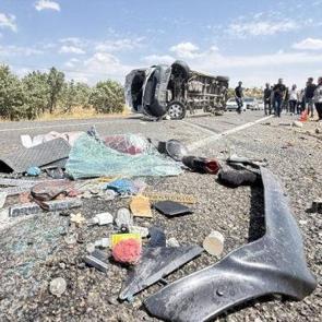 7 kişinin &ouml;ld&uuml;ğ&uuml; trafik kazasında s&uuml;r&uuml;c&uuml; tutuklandı