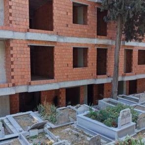 Avcılar&rsquo;da g&ouml;renleri şaşkına &ccedil;eviren g&ouml;r&uuml;nt&uuml;! Yeni binalar mezarlıkla adeta i&ccedil; i&ccedil;e